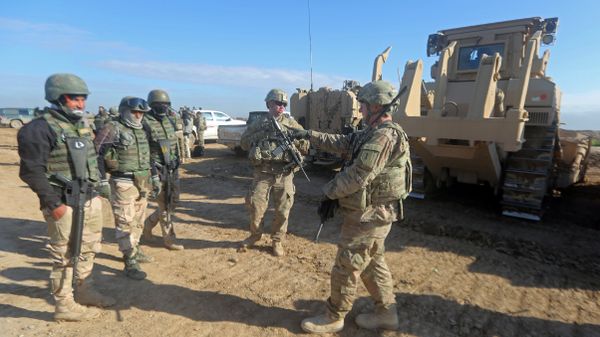 US soldiers give guidance as they train Iraq's 72nd Brigade in a live-fire exercise in Basmaya base, southeast of the Iraqi capital, Baghdad, on January 27, 2016 US soldiers give guidance as they train Iraq's 72nd Brigade in a live-fire exercise in Basmaya base, southeast of the Iraqi capital, Baghdad, on January 27, 2016 - Sputnik International