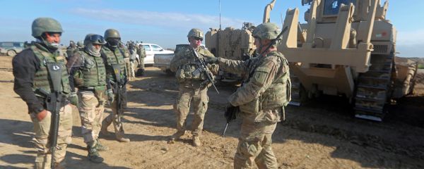 US soldiers give guidance as they train Iraq's 72nd Brigade in a live-fire exercise in Basmaya base, southeast of the Iraqi capital, Baghdad, on January 27, 2016 US soldiers give guidance as they train Iraq's 72nd Brigade in a live-fire exercise in Basmaya base, southeast of the Iraqi capital, Baghdad, on January 27, 2016 - Sputnik International