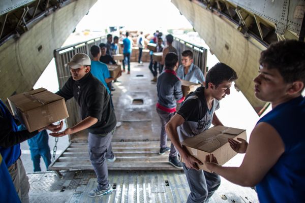 Unloading Russian EMERCOM plane with humanitarian aid which arrived to Latakia Airport in Syria. File photo - Sputnik International