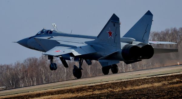 A MiG-31 from the Primorye Air Regiment lands at the Centralnaya Uglovaya airfield near Vladivostok. A MiG-31 from the Primorye Air Regiment lands at the Centralnaya Uglovaya airfield near Vladivostok. - Sputnik International