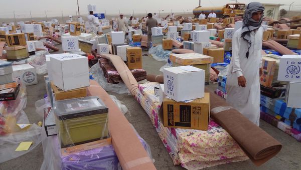 Iraqi men collect humanitarian aid supplies provided by the US development agency USAID to displaced Iraqis who have fled clashes between Islamic State group jihadists and Peshmerga fighters, on October 2, 2014, in the town of Daquq, around 180 kilometres (110 miles) north of Baghdad Iraqi men collect humanitarian aid supplies provided by the US development agency USAID to displaced Iraqis who have fled clashes between Islamic State group jihadists and Peshmerga fighters, on October 2, 2014, in the town of Daquq, around 180 kilometres (110 miles) north of Baghdad - Sputnik International
