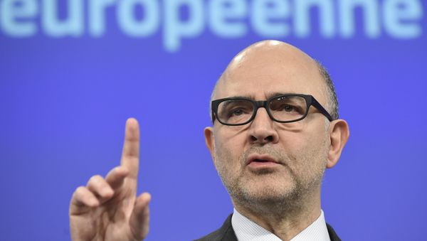 EU Commissioner for Economic and Financial Affairs, Taxation and Customs Pierre Moscovici gives a press conference to present the European Commission's adopted Opinion on Portugal's 2016 Draft Budgetary Plan on February 5, 2016 at EU Headquarters in Brussels. - Sputnik International