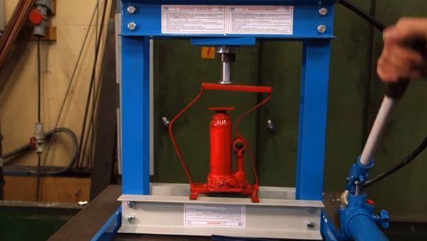 Pressception (crushing hydraulic press with hydraulic press) - Sputnik International