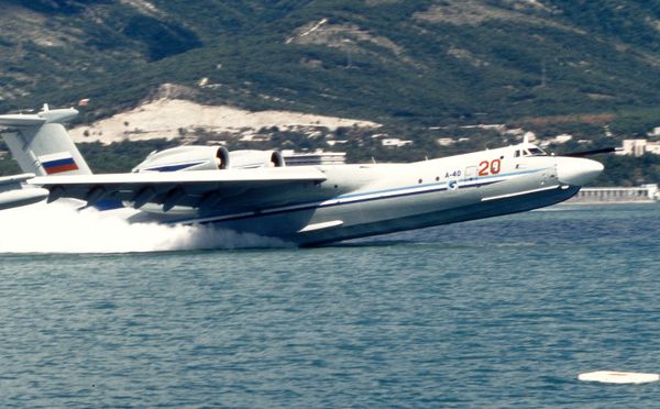 Amphibious aircraft A-40 taking off from water Amphibious aircraft A-40 taking off from water - Sputnik International