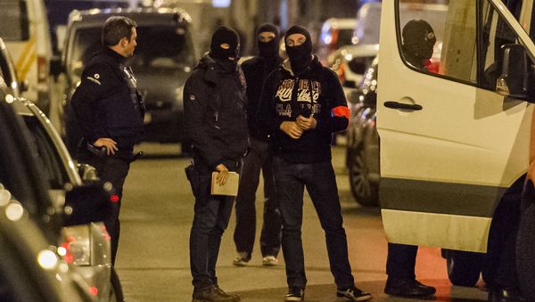 Police investigate an area where terror suspect Mohamed Abrini was arrested earlier today, in Brussels on Friday April 8, 2016 - Sputnik International