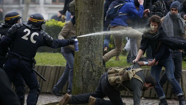French gendarmes use tear gas during clashes with youths during a demonstration by employees, high school and university students against the French labour law proposal in Lille, France, as part of nationwide labor reform protests and strikes, March 31, 2016 French gendarmes use tear gas during clashes with youths during a demonstration by employees, high school and university students against the French labour law proposal in Lille, France, as part of nationwide labor reform protests and strikes, March 31, 2016 - Sputnik International