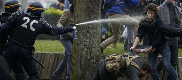French gendarmes use tear gas during clashes with youths during a demonstration by employees, high school and university students against the French labour law proposal in Lille, France, as part of nationwide labor reform protests and strikes, March 31, 2016 - Sputnik International