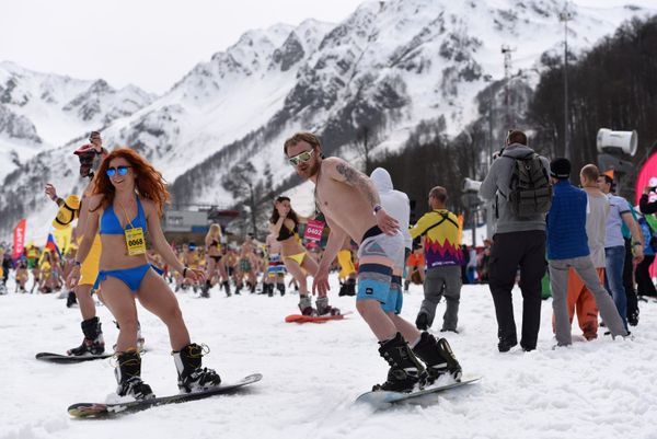 Skiers and snow boarders descend from a slope as they attempt to break the record for mass skiing in swimming suits at Rosa Khutor resort near Sochi, Russia, April 9, 2016 - Sputnik International