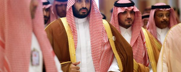 Saudi Defence Minister Mohammed bin Salman (2nd L), who is the desert kingdom's deputy crown prince and second-in-line to the throne, arrives at the closing session of the 4th Summit of Arab States and South American countries held in the Saudi capital Riyadh, on November 11, 2015 - Sputnik International