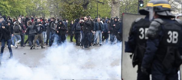 Protesters face anti riot policemen during clashes as part of a demonstration on April 9, 2016 in Paris, against the French government's proposed labour law reforms - Sputnik International