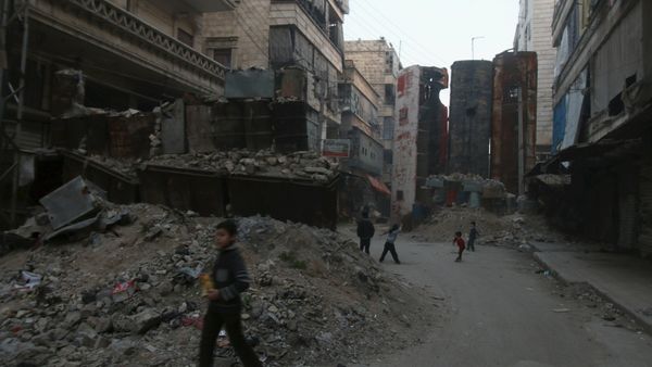 Children play near upright buses barricading a street, which serve as protection from snipers loyal to Syria's President Bashar al-Assad, in Aleppo's rebel-controlled Bustan al-Qasr neighbourhood, Syria April 6, 2016 Children play near upright buses barricading a street, which serve as protection from snipers loyal to Syria's President Bashar al-Assad, in Aleppo's rebel-controlled Bustan al-Qasr neighbourhood, Syria April 6, 2016 - Sputnik International