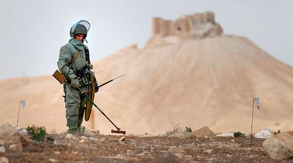 Experts from Russia's International Mine Action Center in Palmyra - Sputnik International