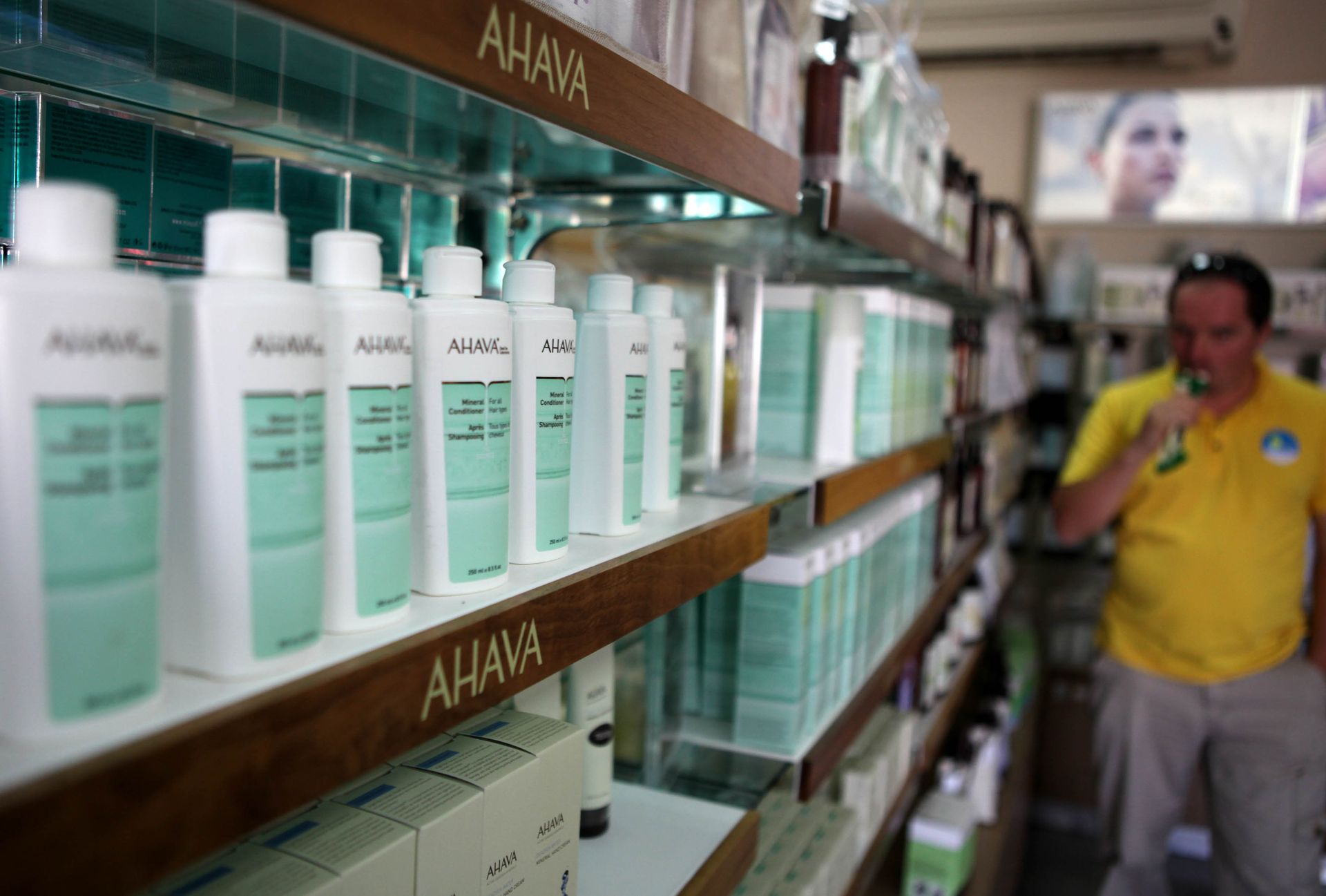 A man looks at AHAVA Dead Sea cosmetic products manufactured in the Israeli Kibbutz settlement of Mitzpe Shalem in the Dead Sea resort of Kalya. (File) - Sputnik International, 1920, 11.11.2021
