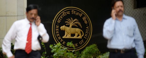 Indian people speak on their mobiles outside the Reserve Bank of India (RBI) headquarters in Mumbai. (File) Indian people speak on their mobiles outside the Reserve Bank of India (RBI) headquarters in Mumbai. (File) - Sputnik International