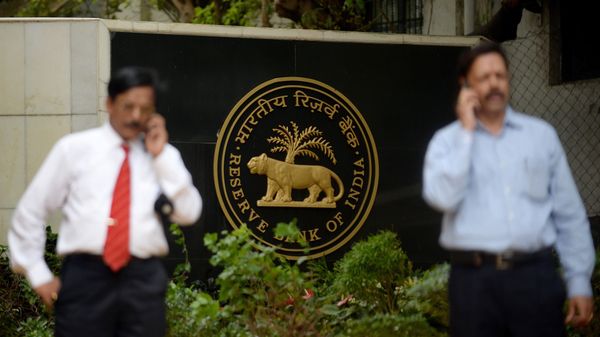 Indian people speak on their mobiles outside the Reserve Bank of India (RBI) headquarters in Mumbai. (File) - Sputnik International