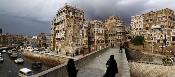 Women walk on a bridge in the old quarter of Yemen's capital Sanaa April 9, 2016. - Sputnik International