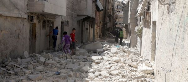 Residents inspect damages after an airstrike on the rebel held al-Maysar neighborhood in Aleppo, Syria, April 11, 2016. Residents inspect damages after an airstrike on the rebel held al-Maysar neighborhood in Aleppo, Syria, April 11, 2016. - Sputnik International