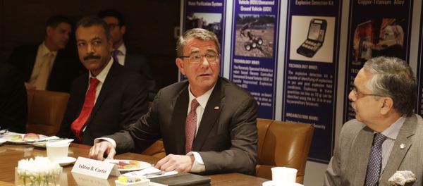 US Defense Secretary Ash Carter, center, speaks at Innovation Roundtable organized by Federation of Indian Chambers of Commerce and Industry, in New Delhi, India, Tuesday, April 12, 2016. - Sputnik International
