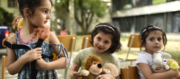 Children play at a temporary home providing assistance for refugees in Berlin's Gatow district on August 6, 2015. - Sputnik International