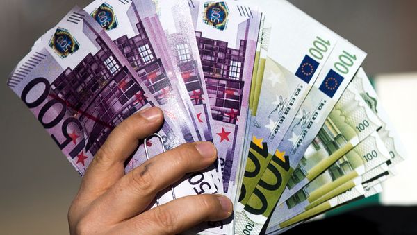 An activist shows fake banknotes during a demonstration outside the European Commission (EC) headquarters. - Sputnik International