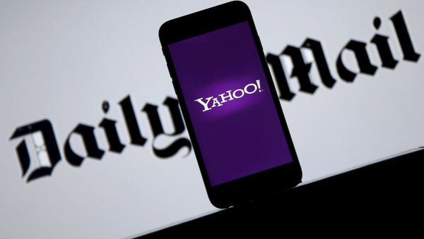 Smartphone with Yahoo logo is seen in front of a displayed Daily Mail logo in this illustration taken April 11, 2016. - Sputnik International