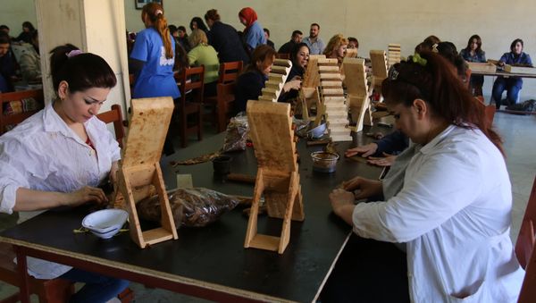 Syrian employees work at the production of Syria's first locally made cigars at a factory in the northeastern province of Latakia Syrian employees work at the production of Syria's first locally made cigars at a factory in the northeastern province of Latakia - Sputnik International