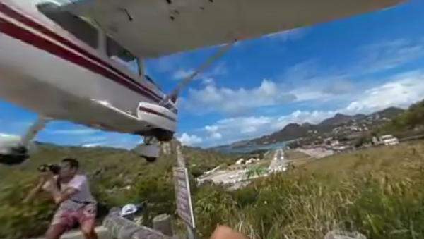 Plane Almost Hits Tourist Taking Photo - Sputnik International