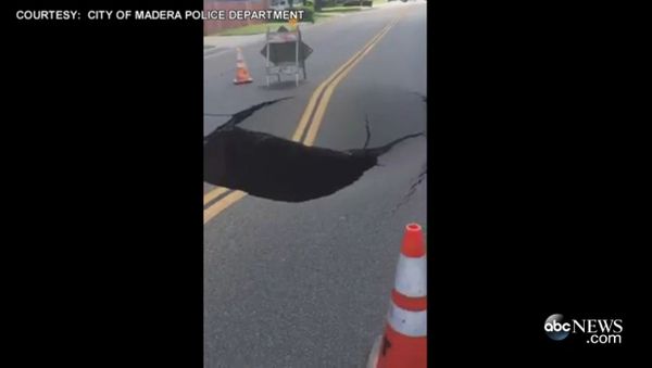 Giant Sinkhole Forming in CA Neighborhood - Sputnik International