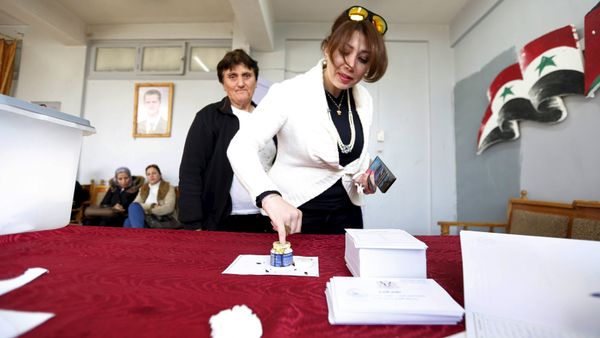 A woman inks her finger after casting her vote at a polling station during the parliamentary elections in Damascus, Syria - Sputnik International