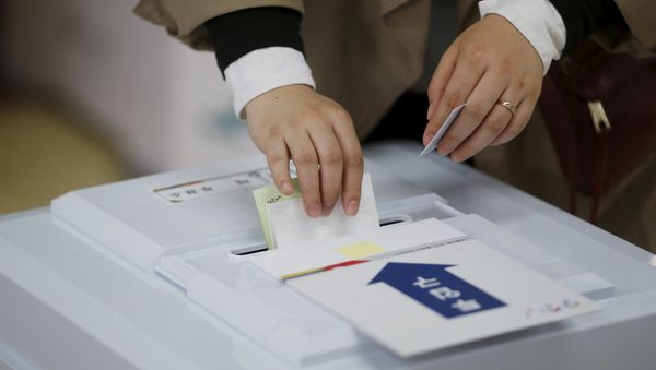 A woman casts her ballot at a polling station in Seoul, South Korea, April 13, 2016. - Sputnik International