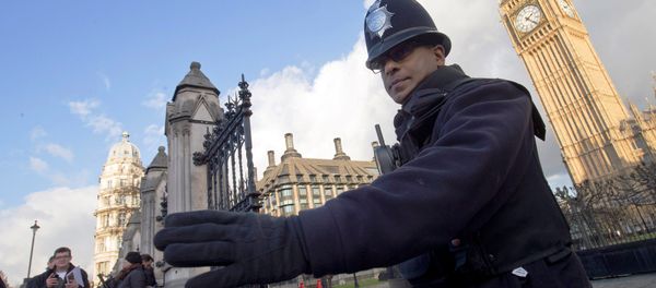 A police officer  outside the Houses of Parliament in central London on November 25, 2015. - Sputnik International