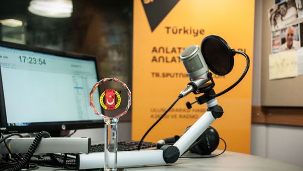 Radio Sputnik’s evening program has received an award from the Turkish Journalists' Association “For Advances in Journalism.” Radio Sputnik’s evening program has received an award from the Turkish Journalists' Association “For Advances in Journalism.” - Sputnik International