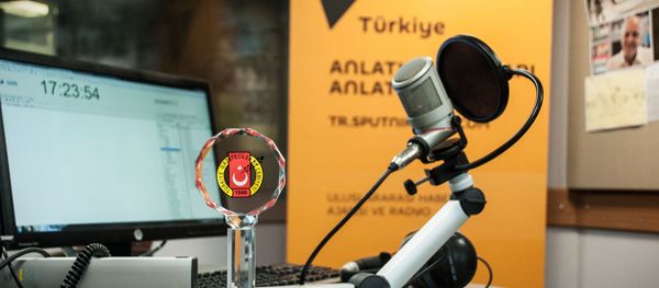 Radio Sputnik’s evening program has received an award from the Turkish Journalists' Association “For Advances in Journalism.” Radio Sputnik’s evening program has received an award from the Turkish Journalists' Association “For Advances in Journalism.” - Sputnik International