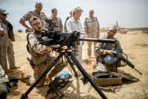 German defense minister Ursula von der Leyen , center speaks with German soldiers at Camp Castor near Gao, Mali - Sputnik International