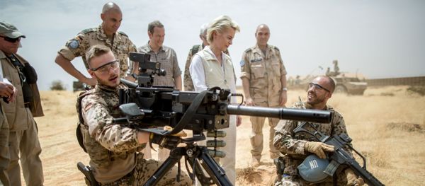 German defense minister Ursula von der Leyen , center speaks with German soldiers at Camp Castor near Gao, Mali - Sputnik International