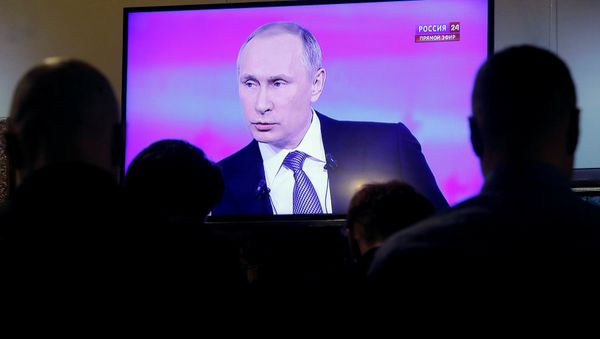 Journalists watch a live broadcast on an electronic screen showing nationwide call-in attended by Russian President Vladimir Putin in Moscow, Russia, April 14, 2016 Journalists watch a live broadcast on an electronic screen showing nationwide call-in attended by Russian President Vladimir Putin in Moscow, Russia, April 14, 2016 - Sputnik International