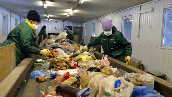 Workers sort household garbage for subsequent shipment to the line for primary processing Workers sort household garbage for subsequent shipment to the line for primary processing - Sputnik International