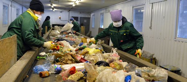 Workers sort household garbage for subsequent shipment to the line for primary processing Workers sort household garbage for subsequent shipment to the line for primary processing - Sputnik International