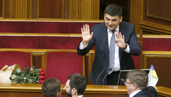 Newly-appointed Ukrainian Prime Minister Volodymyr Groysman greets deputies at the parliament in Kiev, Ukraine, April 14, 2016 - Sputnik International