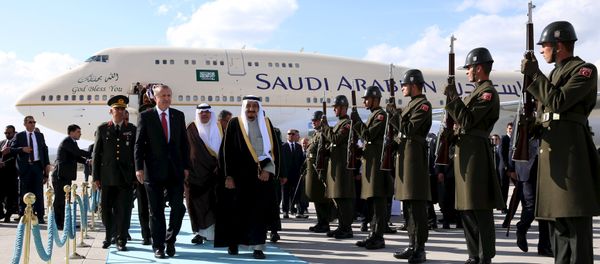 President Erdogan (L) welcomes King Salman bin Abdulaziz at Esenboga International airport in Ankara, April 11, 2016. President Erdogan (L) welcomes King Salman bin Abdulaziz at Esenboga International airport in Ankara, April 11, 2016. - Sputnik International