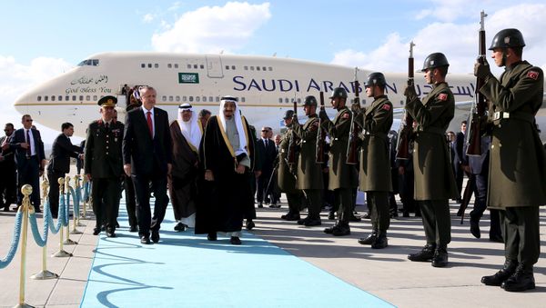 President Erdogan (L) welcomes King Salman bin Abdulaziz at Esenboga International airport in Ankara, April 11, 2016. - Sputnik International