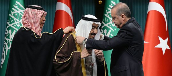 Turkish President Recep Tayyip Erdogan (R) presents Turkey's highest state medal to King Salman of Saudi Arabia (C) during a ceremony at the presidential complex in Ankara on April 12, 2016 - Sputnik International