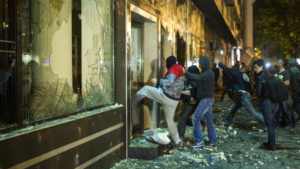 Protesters ransack the public office of President Gjorge Ivanov in Skopje on April 13, 2016 - Sputnik International