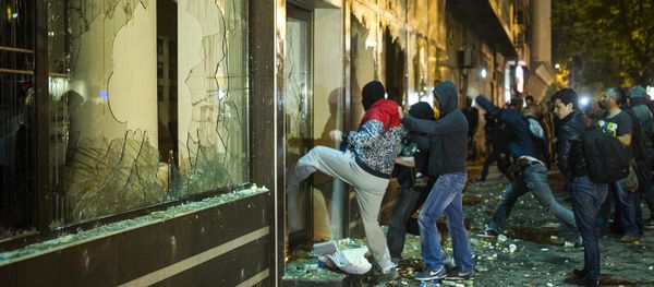 Protesters ransack the public office of President Gjorge Ivanov in Skopje on April 13, 2016 - Sputnik International