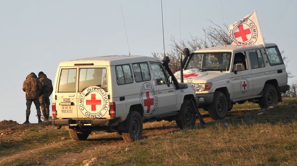Vehicles of the representatives of the International Committee of the Red Cross on the demarcation line where a search is being conducted for the bodies of the victims - Sputnik International