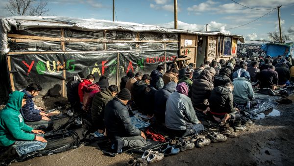 Men pray  in the migrants and refugee camp in Calais, northern France (File) - Sputnik International
