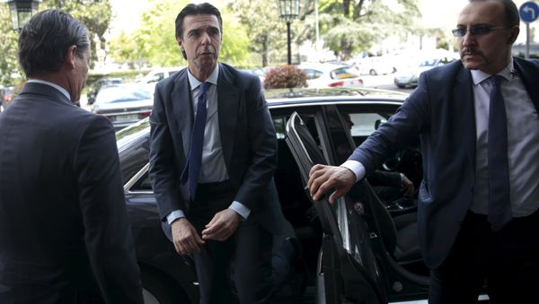Spain's Industry Minister Jose Manuel Soria (C) arrives for an event in Madrid, Spain, April 13, 2016 Spain's Industry Minister Jose Manuel Soria (C) arrives for an event in Madrid, Spain, April 13, 2016 - Sputnik International
