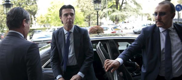 Spain's Industry Minister Jose Manuel Soria (C) arrives for an event in Madrid, Spain, April 13, 2016 Spain's Industry Minister Jose Manuel Soria (C) arrives for an event in Madrid, Spain, April 13, 2016 - Sputnik International