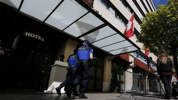 Geneva police patrol in front of the hotel where the High Negotiations Committee (HNC) stays ahead of the start of a new round of Syria Peace talks at the United Nations in Geneva, Switzerland, April 12, 2016 Geneva police patrol in front of the hotel where the High Negotiations Committee (HNC) stays ahead of the start of a new round of Syria Peace talks at the United Nations in Geneva, Switzerland, April 12, 2016 - Sputnik International