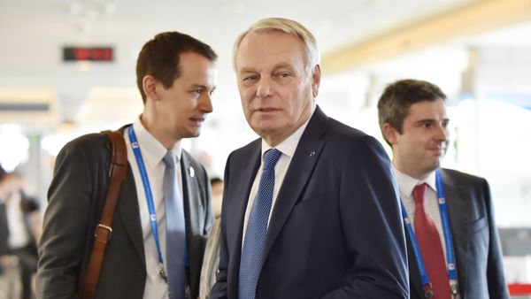 French Foreign Minister Jean-Marc Ayrault (C) arrives at Hiroshima Airport on April 10, 2016 to attend a two-day G7 foreign ministers' meeting French Foreign Minister Jean-Marc Ayrault (C) arrives at Hiroshima Airport on April 10, 2016 to attend a two-day G7 foreign ministers' meeting - Sputnik International